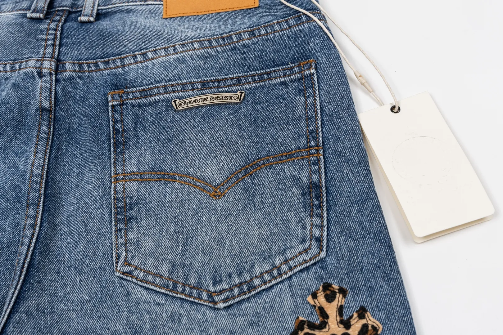 135 CH Crow Heart Blue Pants, Leopard Print Cross Pattern Leather Washed Jeans. The jeans need to be washed before being dismantled and then hand-stitched with sheepskin cross leather and then spliced ​​together to complete. The whole piece has too many craftsmanship to explain. The patchwork cross pattern is embellished, and the high-waisted washed jeans! ! Absolutely Premium luxury product, a god-level single product, a super popular product, made with top heavy industry, a magic weapon not to be missed. Customized hardware, thick fabric, soft after washing, good breathability, customized small leather label, unique design, simple and elegant details, exquisite workmanship, the whole trousers are neatly routed, and the details are in place! It’s so cool that both men and women can easily control the genderless trend! Style number: 2065# Color: Blue Size: 28 30 32 34